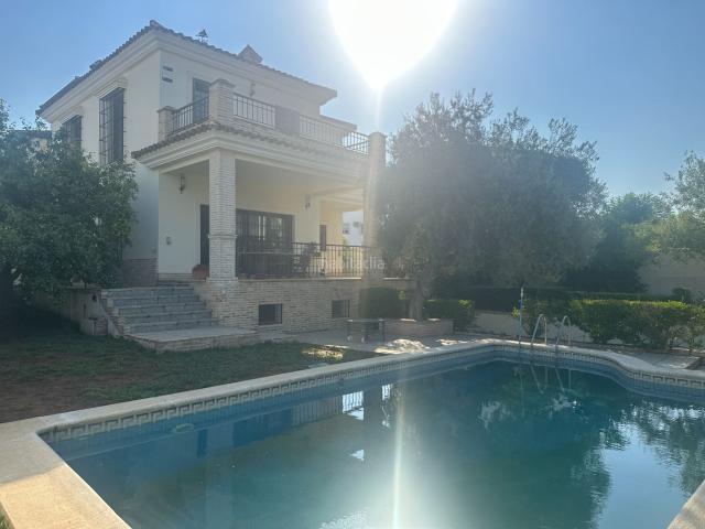 Chalet en venta en Sanlúcar la Mayor. EXCLUSIVO CHALET DE LUJO EN SANLÚCAR LA MAYOR DISEÑO, ELEGANCIA Y CONFORT EN UNA VIVIENDA ÚNICA. Chalets Sanlúcar la.