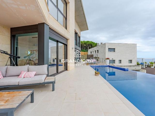 Chalet en venta en Sant Vicenç de Montalt, El Balís Can Calella. Villa contemporánea con piscina infinita y vistas al mar en Sant Vicenç de Montalt. Chalets Sant Vicenç de.