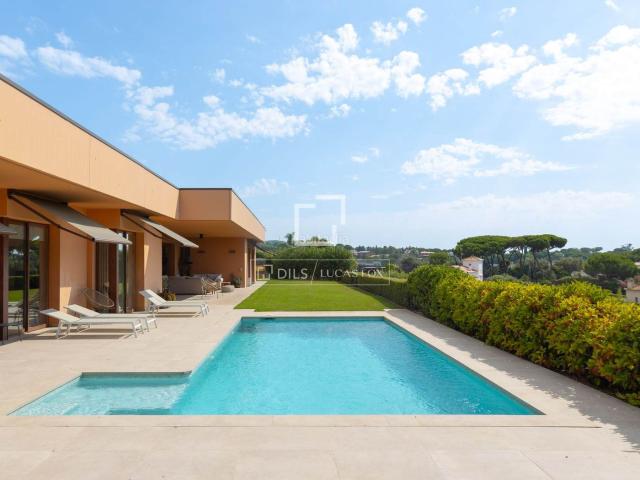 Chalet en venta en Sant Vicenç de Montalt, Sant Vicenç Centre. Elegante casa de una planta con parcela llana y vistas al mar, a pocos minutos del centro de Sant Vicenç de Montalt. Chalets Sant Vicenç.