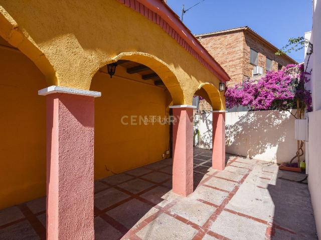 Chalet en venta en Sant Vicenç dels Horts. Casa independiente con exterior, parking y excelente conexión con Barcelona. Chalets Sant Vicenç dels.