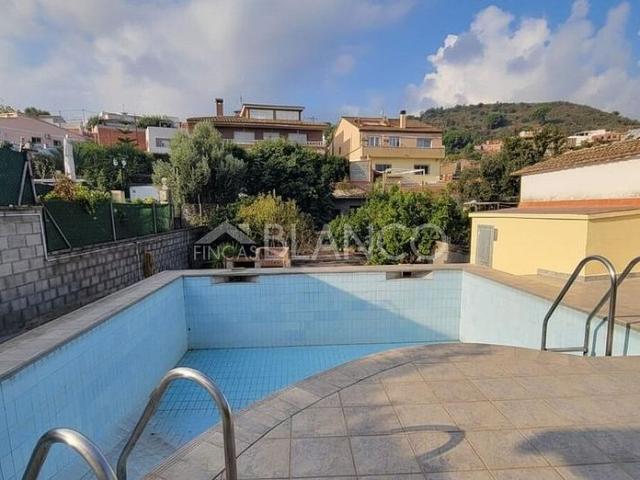 Chalet en venta en Sant Vicenç dels Horts, de 190 m² 6 habitaciones por 400.000