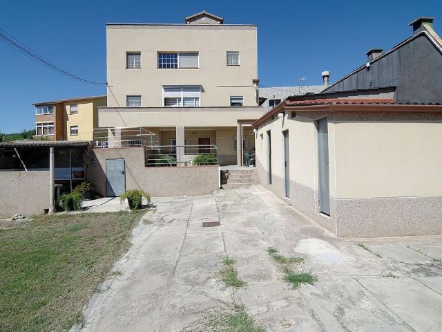 Chalet en venta en Sant Vicenç dels Horts, de 206 m² 10 habitaciones por 690.000