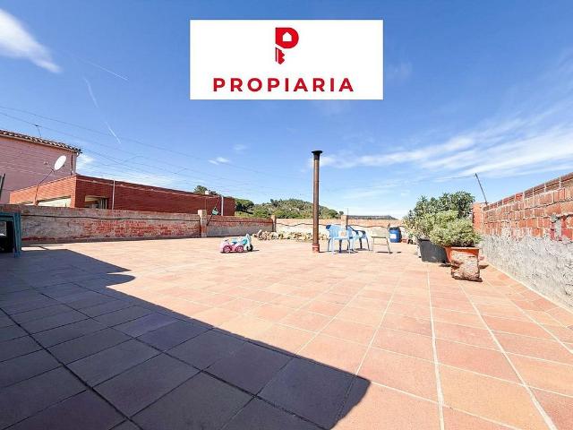 Chalet en venta en calle Granollers, Sant Vicenç dels Horts, de 224 m² 4 habitaciones por 299.000