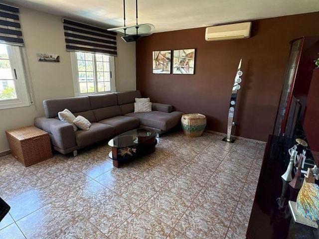 Chalet en venta en Sant Vicenç dels Horts, de 336 m² 10 habitaciones por 690.000