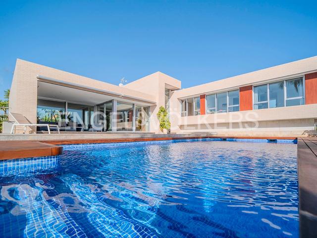Chalet en venta en Sant Vicent del Raspeig, Los Girasoles. Elegancia, Calidez y Espacio en un Enclave con Privacidad. Chalets Sant Vicent del.