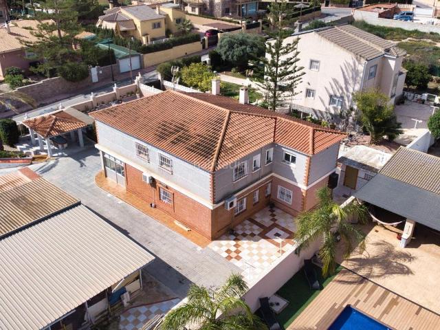 Chalet en venta en Sant Vicent del Raspeig, Los Girasoles. Impresionante vivienda unifamiliar independiente con amplios espacios y construcciones auxiliares. Chalets Sant Vicent del.