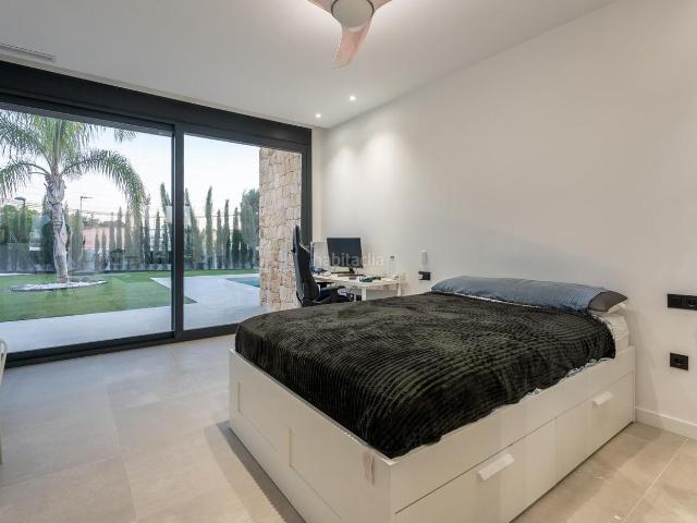 Chalet en venta en Sant Vicent del Raspeig, Los Girasoles. LUJOSO CHALET A ESTRENAR EN EXCLUSIVA URBANIZACIÓN EN SAN VICENTE DEL RASPEIG CON MÁS DE 350M2. Chalets Sant Vicent del.