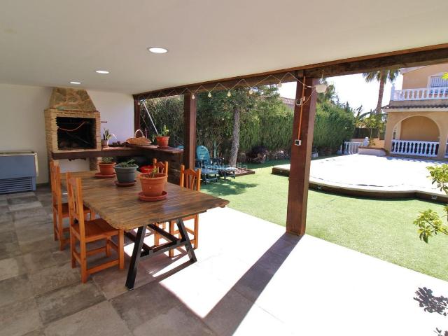 Chalet en venta en Sant Vicent del Raspeig, Los Girasoles. Sensacional vivienda unifamiliar de 2 plantas con grandes estancias cerca de todo. Chalets Sant Vicent del.