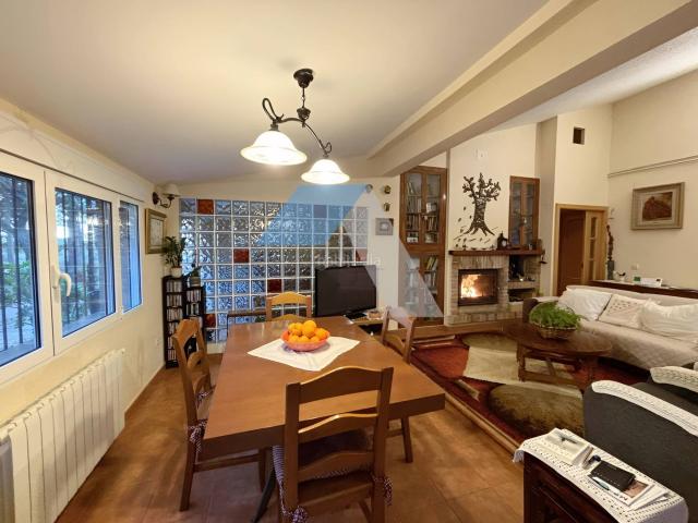 Chalet en venta en Sant Vicent del Raspeig, Villamontes Boqueres. Chalet independiente con piscina en gran parcela rústica, rodeado de pinos y olivos A menos de 1 km del Polideportivo Municipal d.