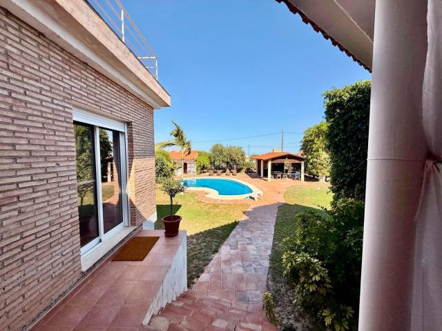 Chalet en venta en Sant Vicent del Raspeig, Villamontes Boqueres. Impresionante Chalet en San Vicente del Raspeig con Piscina y Amplios Espacios. Chalets Sant Vicent del.