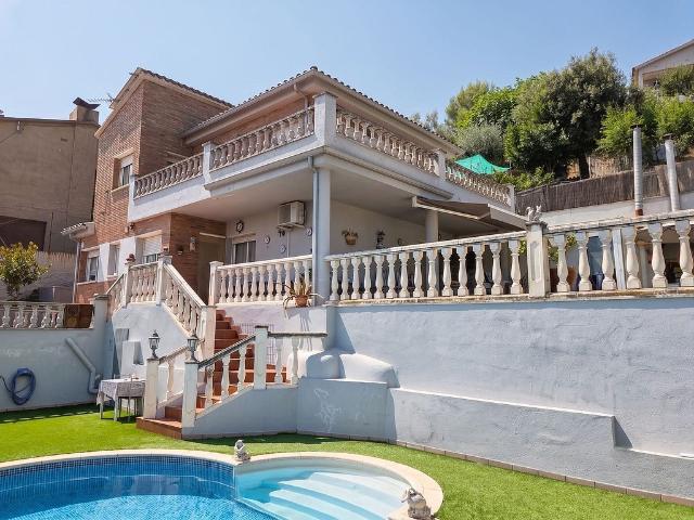 Chalet en venta en Sant Andreu de la Barca, de 235 m² 4 habitaciones por 580.000