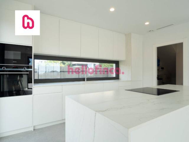 Chalet en venta en Sant Andreu de Llavaneres, Centre. Elegante villa de obra nueva con piscina y diseño de alto standing en Sant Andreu de Llavaneres. Chalets Sant Andreu de.