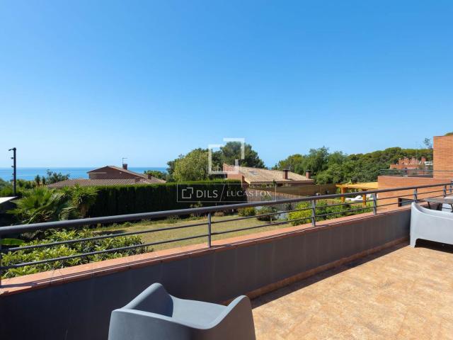Chalet en venta en Sant Andreu de Llavaneres, El Balís. Luminosa villa en perfecto estado, con vistas al mar, situada cerca de la playa, en venta en Sant Vicenç de Montalt. Chalets Sant Andreu de.
