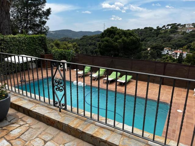 Chalet en venta en Sant Cebrià de Vallalta. Magnífica casa con piscina y vistas al mar en Sant Cebrià de Vallalta. Chalets Sant Cebrià de.
