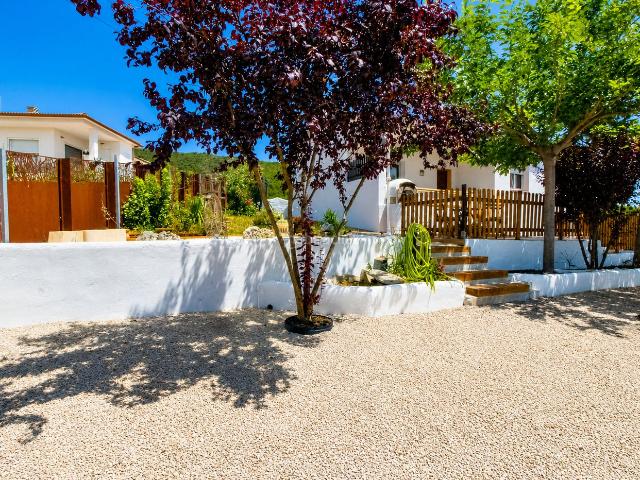 Chalet en venta en Sant Cebrià de Vallalta. Vive rodeado de naturaleza: chalet de una planta con piscina y gran parcela. Chalets Sant Cebrià de.