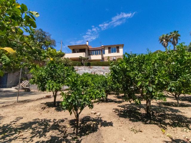 Chalet en venta en Sant Cebrià de Vallalta. Vivienda doble con vistas al mar, ideal para dos familias. Chalets Sant Cebrià de.