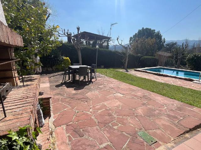 Chalet en venta en Gualba. LA CASA CON JARDÍN, PISCINA Y VISTAS AL MONTSENY QUE ESTABAS BUSCANDO EN VENTA EN RIELLS I VIABREA. Chalets.