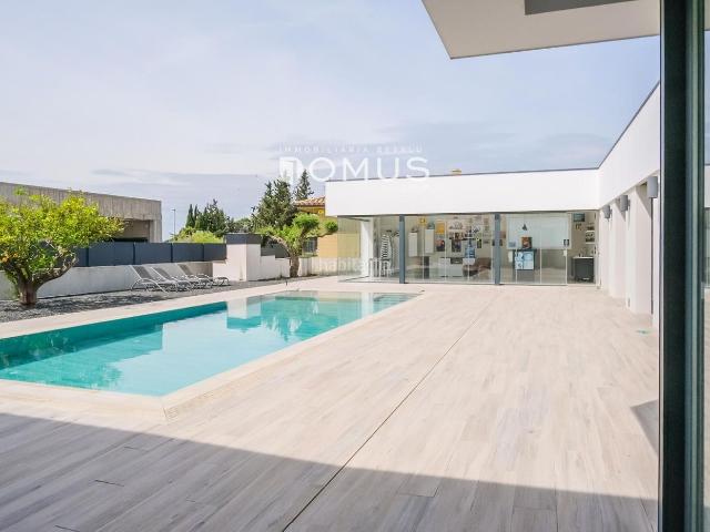 Chalet en venta en Sant Climent Sescebes. Exclusiva propiedad con máximo confort y vida interiorexterior. Chalets Sant Climent.