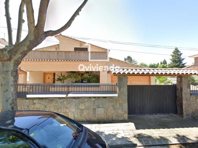 Chalet en venta en Sant Cugat del Vallès, Mira sol. Casa OCUPADA de 6 habitaciones en Sant Cugat del Vallès. Chalets Sant Cugat del.