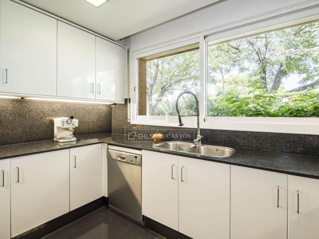Chalet en venta en Sant Cugat del Vallès, Mira sol. Casa unifamiliar de 535m2 construidos en una parcela de 616m2, consta de 5 habitaciones, 4 baños, piscina privada y parking en ven. Chalets Sant.