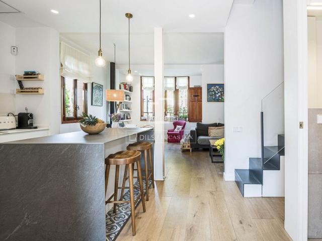 Chalet en venta en Sant Cugat del Vallès, Eixample. Casa pareada catalogada totalmente reformada con 4 dormitorios y piscina privada en Eixample, Sant Cugat. Chalets Sant Cugat del.
