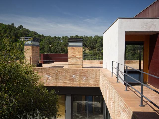 Chalet en venta en Sant Cugat del Vallès, La Floresta. Arquitectura viva y serenidad en Collserola: Una obra maestra contemporánea en La Floresta. Chalets Sant Cugat del.