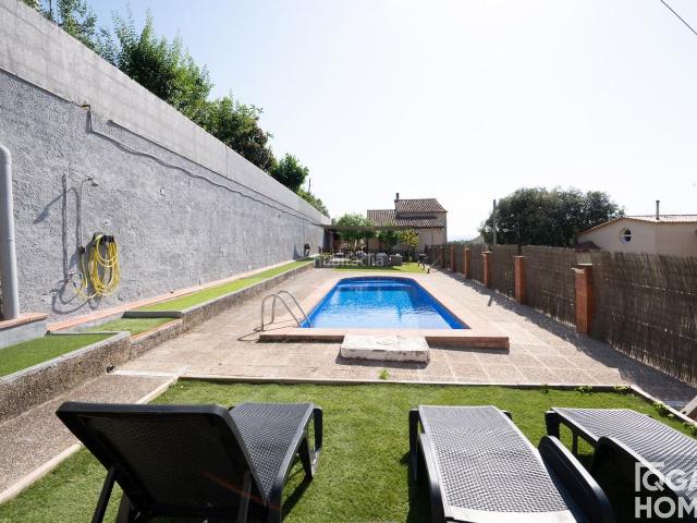 Chalet en venta en Sant Cugat del Vallès, La Floresta. Chalet independiente con piscina y placas solares en La Floresta. Chalets Sant Cugat del.