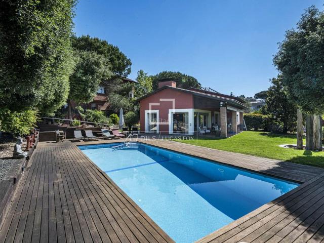 Chalet en venta en Sant Cugat del Vallès, Valldoreix. Casa villa en excelentes condiciones de 5 dormitorios, jardín y piscina en venta en Valldoreix. Chalets Sant Cugat del.