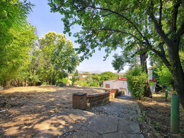 Chalet en venta en Sant Cugat del Vallès, Valldoreix. Precioso terreno de 701 m2 ubicado en Valldoreix, que actualmente dispone de una pequeña construcción para reformar con Cédula Hab. Chalets Sant.