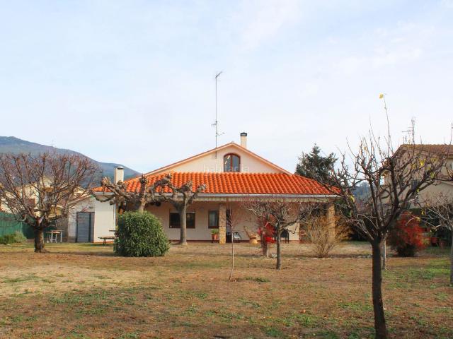 Chalet en venta en Sant Esteve de Palautordera. Chalet a 4 vientos en Sant Esteve de Palautordera con amplio jardín y vistas al Montseny. Chalets Sant Esteve de.