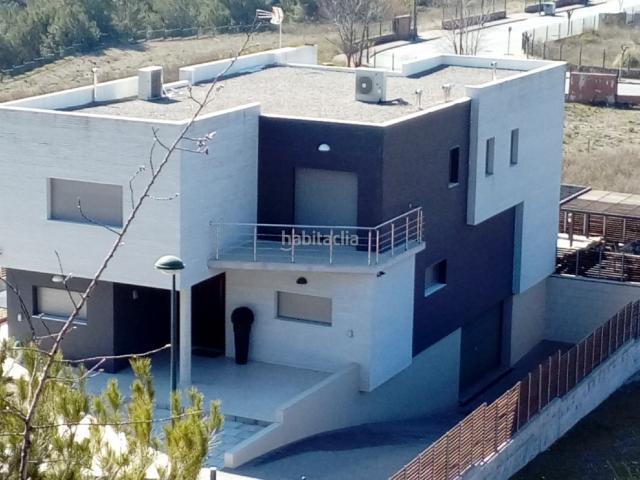 Chalet en venta en Sant Esteve Sesrovires. DENTRO CAMPO GOLF 500m DISEÑO. Chalets Sant Esteve.