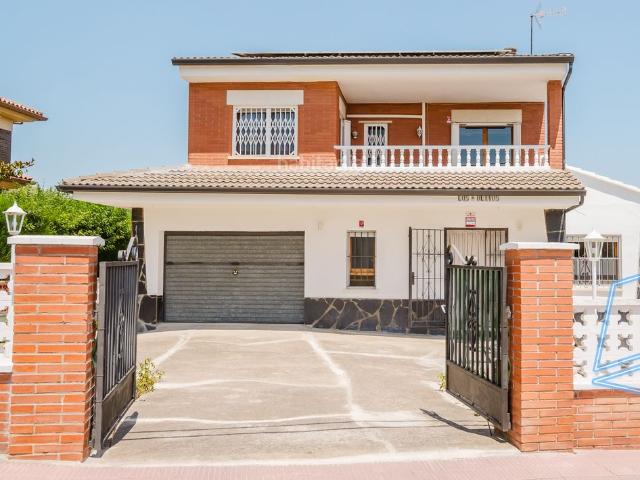 Chalet en venta en Sant Esteve Sesrovires. Espectacular casa con parcela de 900 m2 en Sant Esteve Sesrovires. Chalets Sant Esteve.