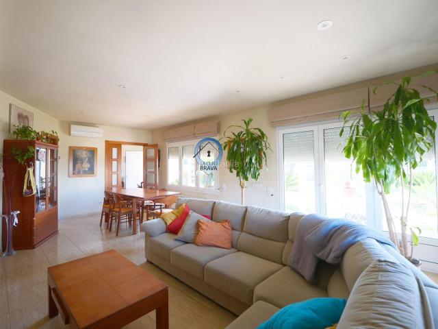 Chalet en venta en Santa Cristina d´Aro, Golf Costa Brava. El chalet con jardín espacioso en el Mas Trempat es el refugio perfecto para sus residentes. Chalets Santa Cristina.