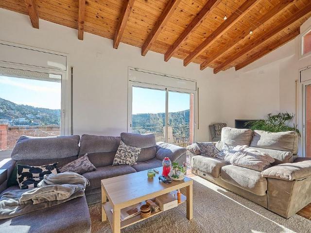 Chalet en venta en Sant Fost de Campsentelles, de 260 m² 4 habitaciones por 476.900