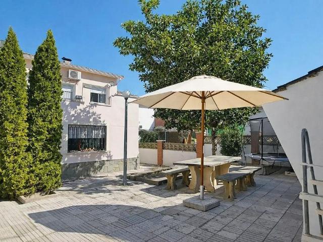 Chalet en venta en Sant Fost de Campsentelles, de 308 m² 4 habitaciones por 479.900
