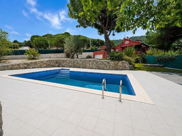 Chalet en venta en Sant Fost de Campsentelles, de 450 m² 5 habitaciones por 690.000