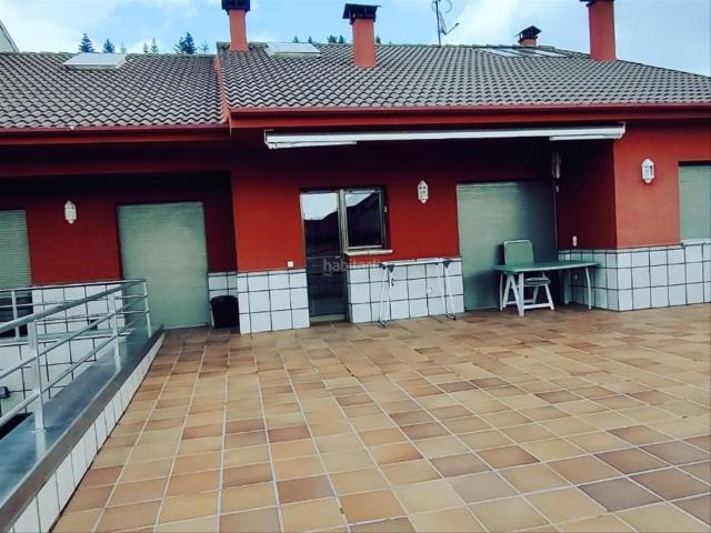 Casa en venta en Sant Hilari Sacalm. Casa con terraza, taller y zona comercial. Casas Sant Hilari.