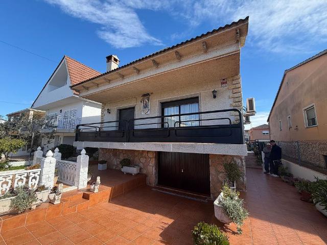 Chalet en venta en calle De L' Agricultura, Sant Jaume dels Domenys, de 317 m² 4 habitaciones por 275.000