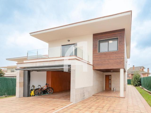 Chalet en venta en Sant Julià de Ramis. FANTÁSTICO CHALET INDEPENDIENTE EN VENTA EN SANT JULIÀ DE RAMIS, GIRONA. Chalets Sant Julià de.