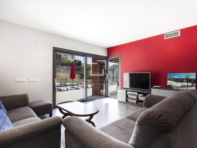 Chalet en venta en Sant Pere de Ribes, Mas d´En Serra Els Cards. Amplia y moderna villa en venta en Mas den Serra, Sant Pere de Ribes. Chalets Sant Pere de.
