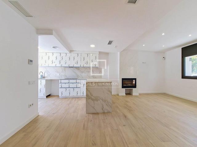 Chalet en venta en Sant Pere de Ribes, Les Roquetes. Espectacular casa adosada totalmente reformada, donde cada rincón ha sido diseñado para disfrutar del confort, la amplitud y la tr. Chalets Sant.