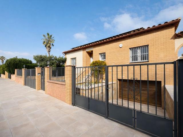 Chalet en venta en Sant Pere Pescador Costa Brava. Sant Pere Pescador Club Nàutic Exclusiva villa con jardín y garaje a pocos metros de la playa. Chalets Sant Pere.
