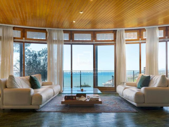 Chalet en venta en Sant Pol de Mar, Urbanitzacions. Casa villa de 8 dormitorios con 12,551m de jardín en venta en Sant Pol de Mar. Chalets Sant Pol de.