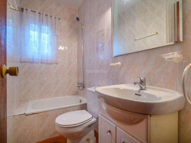 Chalet en venta en Sant Salvador de Guardiola. Casa independiente en El Calvet vida en planta baja, gran parcela y todos los servicios. Chalets Sant Salvador de.
