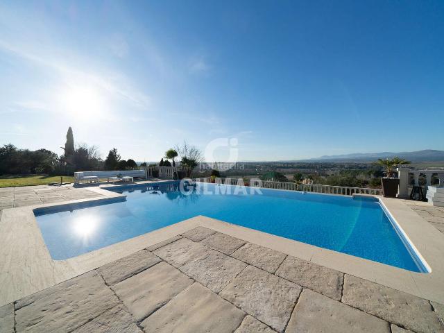 Chalet en venta en Santo Domingo. Zona Norte tiene el placer de presentar este espectacular chalet independiente en la exclusiva Urbanización de Santo Domingo. Esta. Chalets Santo.