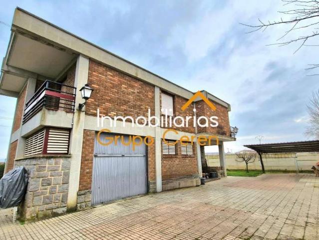 Chalet en venta en Santo Domingo de la Calzada. Descubre tu Oasis de Tranquilidad en este amplio chalet con piscina privada en Santo Domingo de la Calzada!. Chalets Santo Domingo de la.