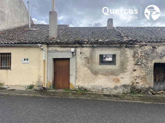 Chalet en venta en Santo Domingo de Pirón. QUERCUS INMOBILIARIA TE OFRECE, Esta estupenda casa para rehabilitar en Santo Domingo de Pirón junto a Sotosalbos, tiene una super. Chalets Santo Domingo de.