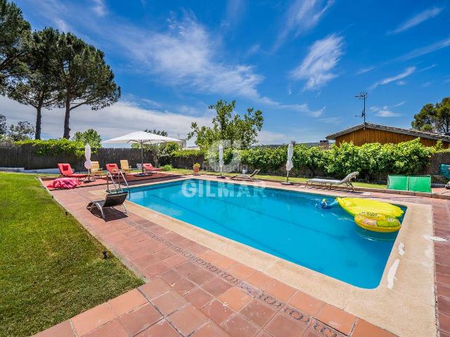 Chalet en venta en Santo Domingo. Este chalet independiente en Santo Domingo de 337 m2 en parcela de 1.800 m2 cuenta con unas increíbles vistas y mucha luz por su o. Chalets Santo.