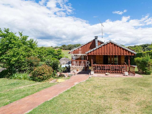 Chalet en venta en Santo Domingo. Se presenta una casa canadiense de aproximadamente 200 metros construidos en parcela de 1.600 m con un jardín muy consolidado y pi. Chalets Santo.