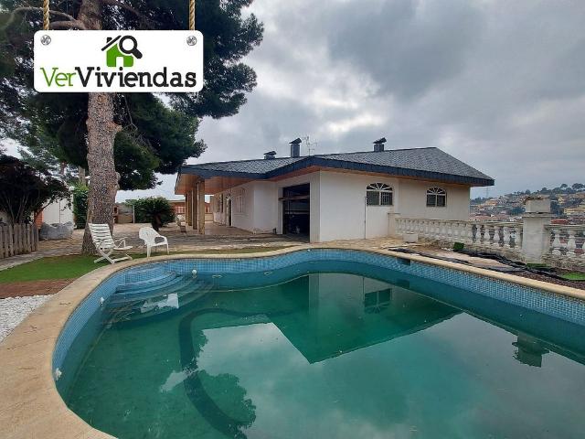 Chalet en venta en Santa Coloma de Cervelló, de 360 m² 3 habitaciones por 730.000